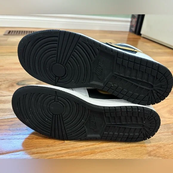 Nike Air Jordan 1 Low White/Metallic Gold-Black Size 5Y - Picture 6 of 6